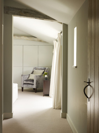 现代简约风格客厅老年公寓白色卧室床头软包图片