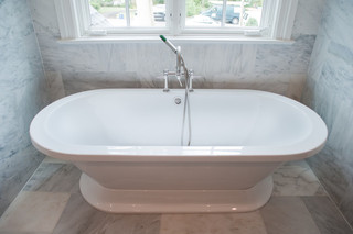 房间欧式风格富裕型独立式浴缸图片