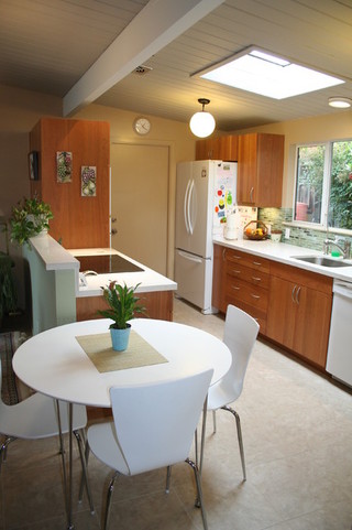 现代简约风格卫生间经济型开放式厨房客厅设计图纸