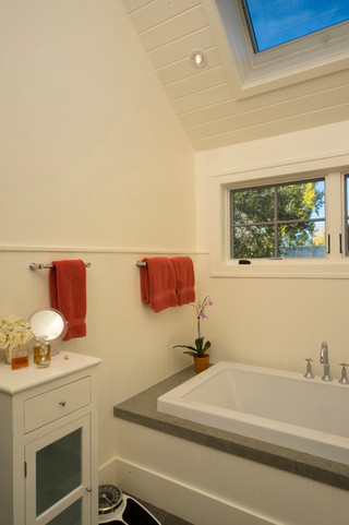 现代简约风格卫生间富裕型嵌入式浴缸图片