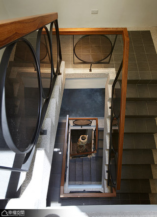 现代简约风格别墅舒适楼梯装修效果图