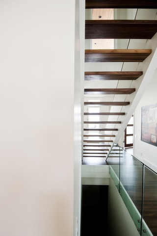 现代简约风格卫生间三层独栋别墅唯美白色室内家庭楼梯装修效果图