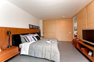 现代简约风格公寓温馨原木色卧室卧室背景墙装修图片