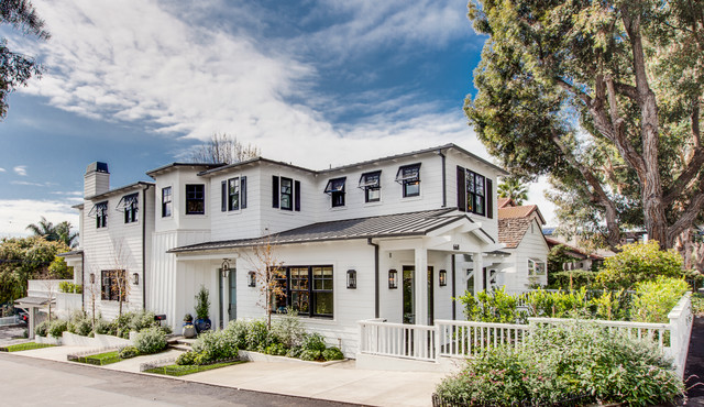 加拿大乡村的白色小别墅