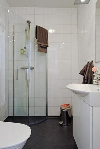 北欧风格小户型温馨白色整体卫浴装修图片
