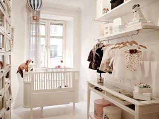 北欧风格公寓舒适白色婴儿房婴儿床图片