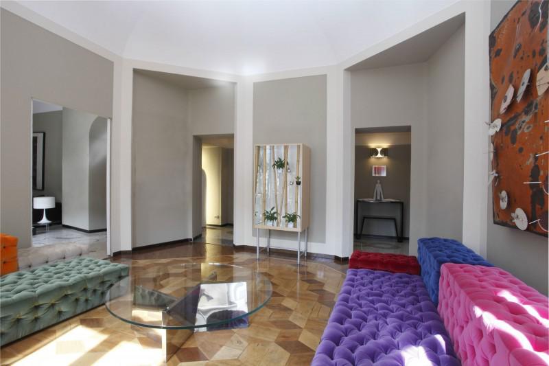 意大利米兰现代中性主题艳色装饰公寓