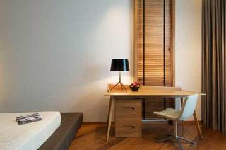 现代简约风格公寓温馨原木色书桌图片