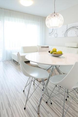 现代简约风格舒适白色餐桌效果图