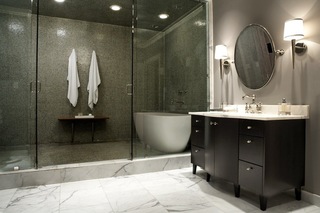 宽敞的别墅浴室 看浴缸如何调节浴室的空间感