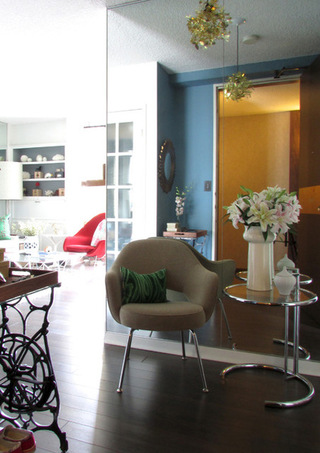 蓝色的装饰墙让高光涌入窗口 多伦多混合式样别墅设计