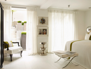 巧用时装沙发和天鹅绒坐垫体现客厅奢华的外观和感觉