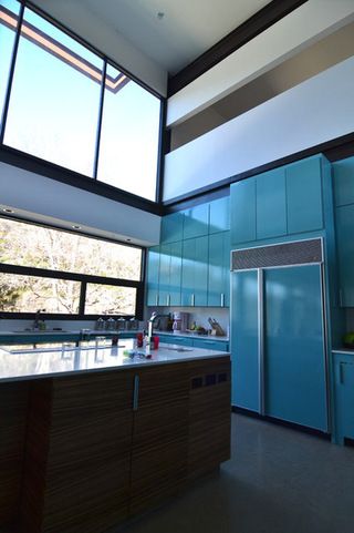亮蓝橱柜 通透感极强的简约经典厨房