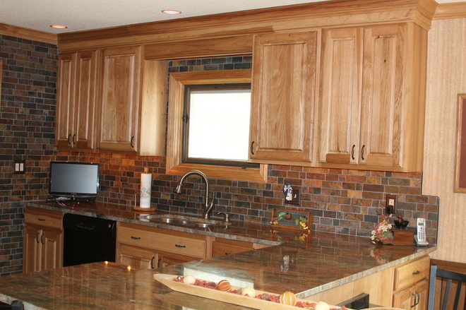 原木色家具打造厨房 温馨洒满每一个角落