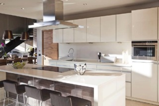 现代简约风格舒适白色厨房吧台装修效果图