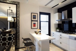 现代简约风格实用黑白厨房吧台装修效果图