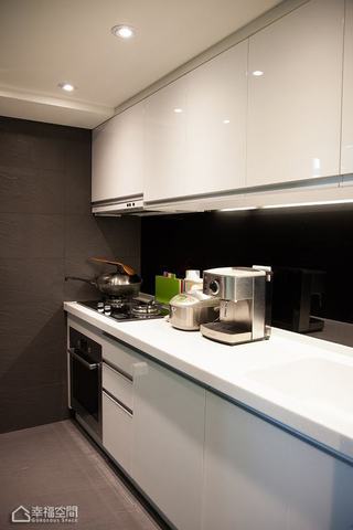 loft风格挑高户型黑白厨房装修