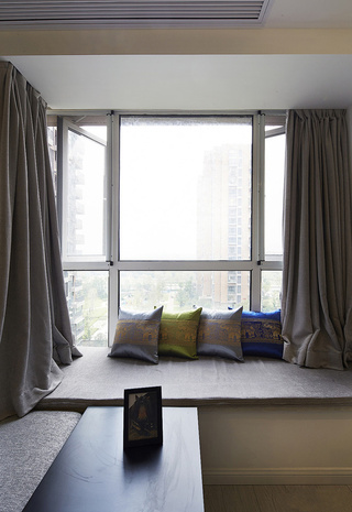 现代简约风格大气灰色飘窗抱枕图片