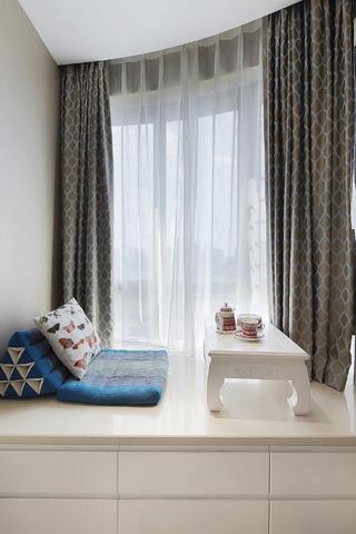 温馨白色卧室飘窗抱枕图片