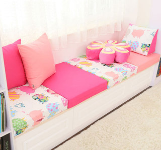 温馨粉色卧室飘窗抱枕图片