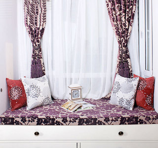 温馨紫色卧室飘窗抱枕效果图