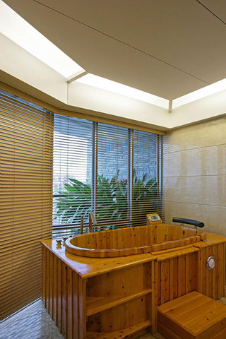 中式风格原木色卫生间浴缸图片