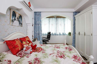 地中海风格温馨卧室照片墙装修图片