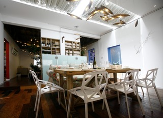 美式风格原木色餐厅餐桌图片
