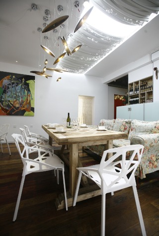 美式风格原木色餐厅餐桌效果图