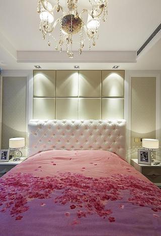 现代简约风格白色卧室床上用品图片