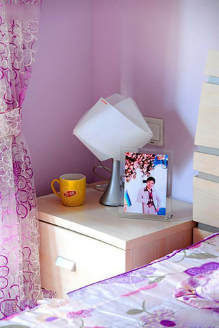 现代简约风格二居室温馨床头柜效果图