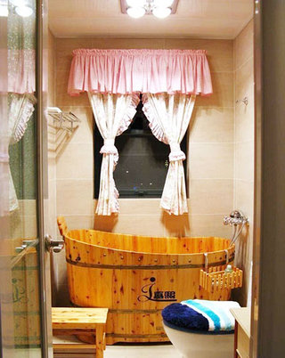 舒适原木色卫生间浴缸图片