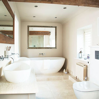 简洁白色卫生间浴缸图片