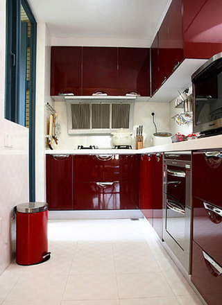酒红烤漆橱柜厨房设计
