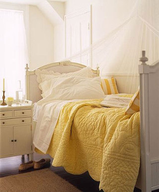 暖黄色卧室床品图片