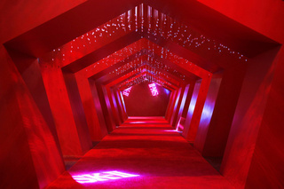 红色现代走廊效果图