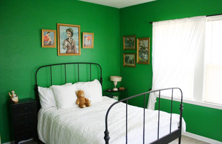 绿色背景墙铁架儿童床效果图