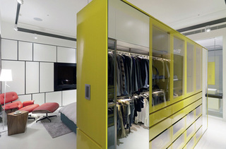 柠檬绿+玻璃现代风格大衣柜效果图