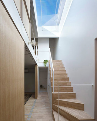 原木白色简约楼梯设计