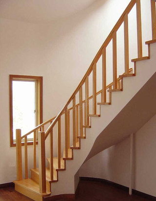 原木色白色楼梯设计