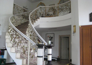 白色美式旋转楼梯设计