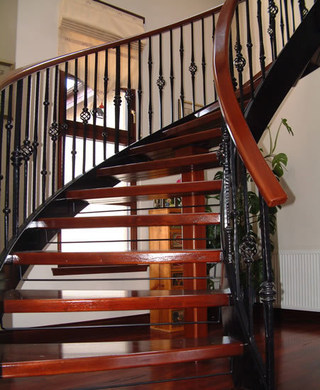 棕红色楼梯图片