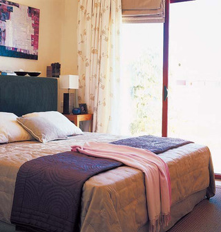 紫色温馨卧室设计效果图
