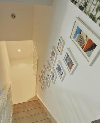 简约楼梯照片墙走廊效果图