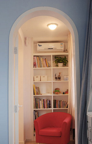关门即隐藏的壁橱小书房设计