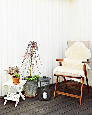 木椅打造舒适阳台休闲区