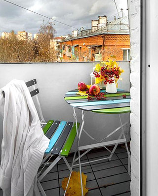 彩色餐桌椅打造舒适阳台休闲区
