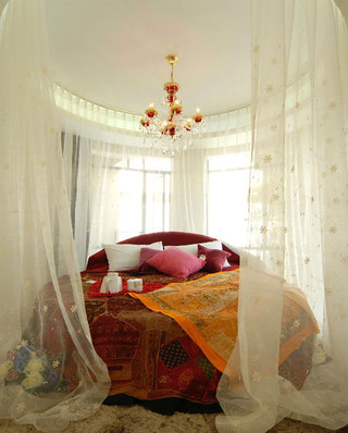 浪漫卧室大圆床设计