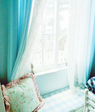 蓝色纱帘卧室