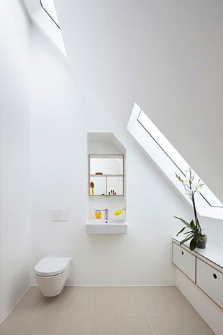 白色简洁卫生间设计